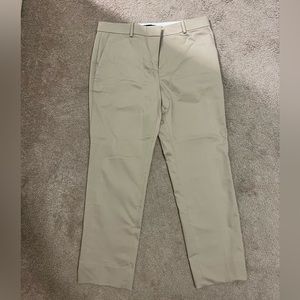Ann Taylor Classic Straight Leg Pant in Size 8 (ONLY WORN ONCE)